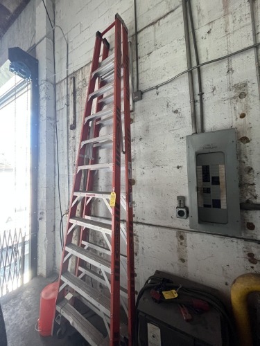WERNER 10' FIBERGLASS STOCKER LADDER