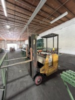YALE STAND-ON ESC030ABN24SE083 FORKLIFT - ELECTRIC / 2-STAGE / 3,190 HOURS
