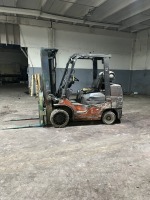 TOYOTA FORKLIFT - 3 STAGE / SIDE SHIFT (TIRES BAD / STATUS UNKNOWN)