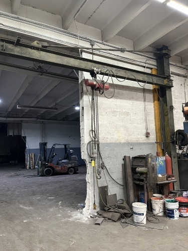 MILWAUKEE HD ELECTRIC HOIST ON I BEAM CANTILEVER BOLTED TO FLOOR