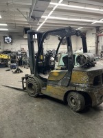 YALE FORKLIFT - SIDE SHIFT / 3 STAGE / LONG FORKS / GAS (ADDITIONAL INFO UNKNOWN)