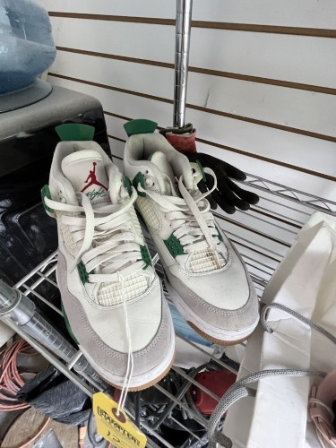 NIKE AIR JORDAN SNEAKERS - MENS / SIZE 9 / GREEN & WHITE