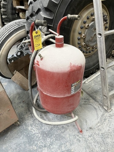 CENTRAL PNEUMATIC ABRASIVE BLASTER - 110LB