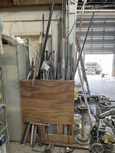 LOT ASSORTED METAL IN WOOD BOX - ALL ROD, ALUMINUM, ETC