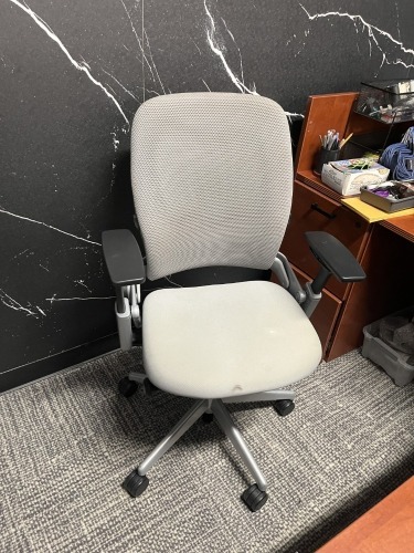 GRAY ROLLING OFFICE CHAIR