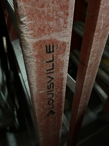 LOUISVILLE FIBERGLASS LADDER - 10'