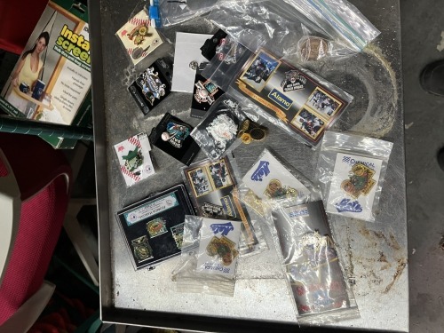 ASSORTED SPORTS MEMORABILIA PINS - MARLINS, METS, WORLD SERIES, ETC
