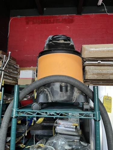 CHICAGO ELECTRIC WET VAC WITH HOSE - 5 GALLON