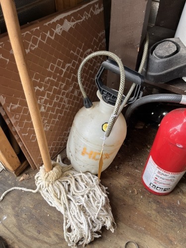 ASSORTED - PUMP SPRAYER / MOP BUCKET (LOCATED IN HOLLYWOOD, FL)