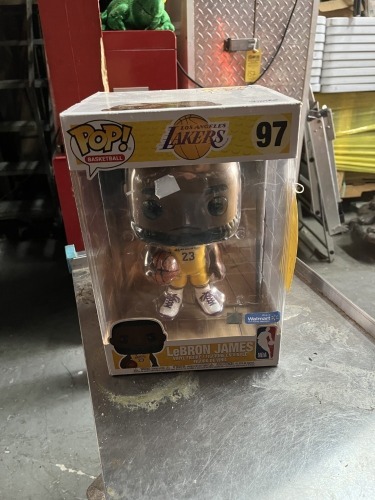 FUNKO POP FIGURE - LEBRON JAMES (NEW IN BOX)