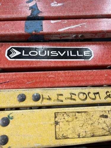 LOUISVILLE FIBERGLASS LADDER - 4'