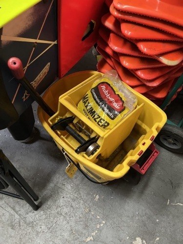 MOP BUCKET WITH DUST MOP