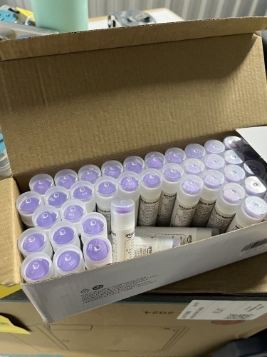 LOT AMAZON BASICS DRY CLEAR GLUE STICKS - APPROXIMATELY 50