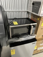 HAMILTON BEACH STAINLESS STEEL / BLACK MICROWAVE