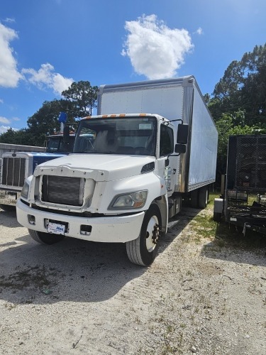 2013 HINO 268 BOX TRUCK - VIN #5PVNJ8JV1D4S54018 - White Exterior - Diesel Engine - 26' Box - Automatic Transmission - Dual Fuel Tanks - Lift Gate - Cloth Interior - 242,942 Miles on Odometer - (Located in Lake Worth FL) ***Additional Terms / Fees Apply -