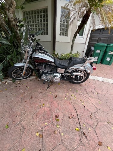 2015 HARLEY DAVIDSON LOW RIDER - VIN #1HD1GNM19FC308080 - Silver - 6 Speed - 5,135 Miles on Odometer - (Located in Davie FL) ***Additional Terms / Fees Apply --- Titled Vehicle***