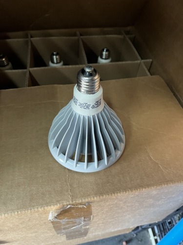 LED FLOOD LAMPS - 18 WATT / 120V / 3000K DIMMABLE 900 LUMENS