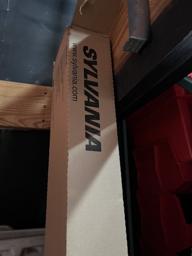BOX SYLVANIA 8' LIGHT BULBS
