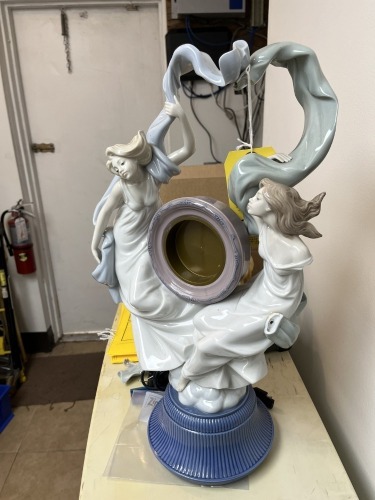 LLADRO - TWO WOMEN (DAMAGED)