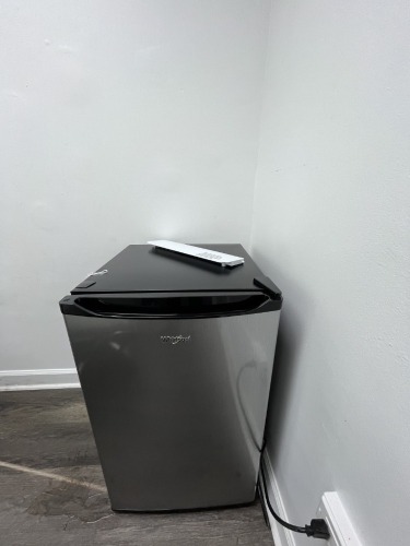 WHIRLPOOL MINI FRIDGE WITH FREEZER COMPARTMENT