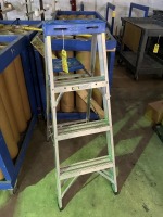WERNER ALUMINUM LADDER - 4'