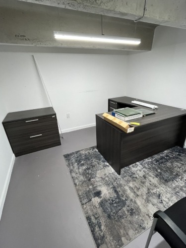 LOT OFFICE FURNITURE - L-SHAPE DESK / LATERAL FILE CABINET WITH 2 DRAWERS / CABINET WITH 2 DRAWERS / 4- CHAIRS / LATERAL FILE CABINET WITH 4 DRAWERS