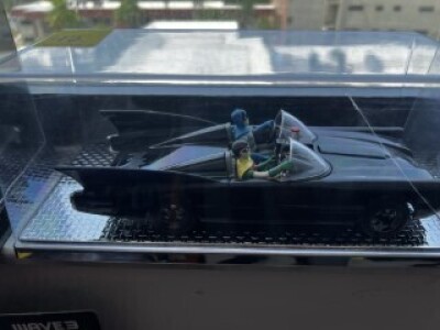 BATMOBILE WITH BATMAN AND ROBIN DIE CAST MODEL IN PLASTIC CASE