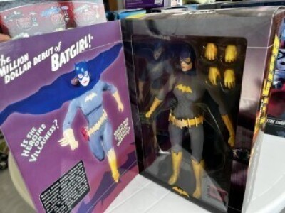 DC DIRECT BATGIRL CLASSIC DELUXE COLLECTOR FIGURE - 13'' (NEW IN BOX)