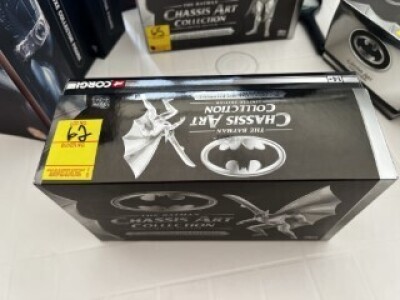 THE BATMAN CHASSIS ART COLLECTION LIMITED EDITION - 1930 BATMOBILE & STATUETTE - 1:43 SCALE - HAND PAINTED (NEW IN BOX)