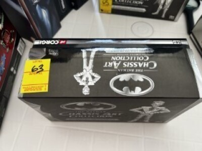 THE BATMAN CHASSIS ART COLLECTION LIMITED EDITION - 1950 JOKERMOBILE & STATUETTE - 1:43 SCALE - HAND PAINTED (NEW IN BOX)
