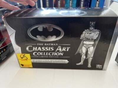 THE BATMAN CHASSIS ART COLLECTION LIMITED EDITION - 1960 BATMOBILE & STATUETTE - 1:43 SCALE - HAND PAINTED (NEW IN BOX)