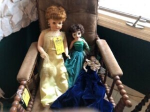DOLLS WITH CHAISE