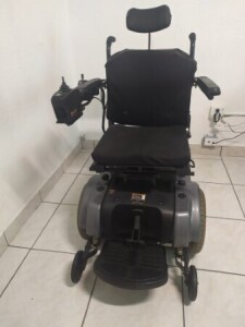 PRIDE JAZZY 1122 6-WHEEL REHAB POWER CHAIR WITH SEAT WITH RAISE & LOWER FEATURES - GRAY (300lbs)