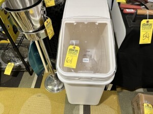 WINCO PLASTIC ROLLING BIN