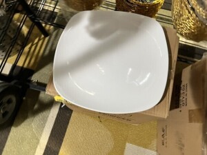 WHITE ROUNDED SQUARE PLATES - 11 5/8'' (NEW IN BOX)